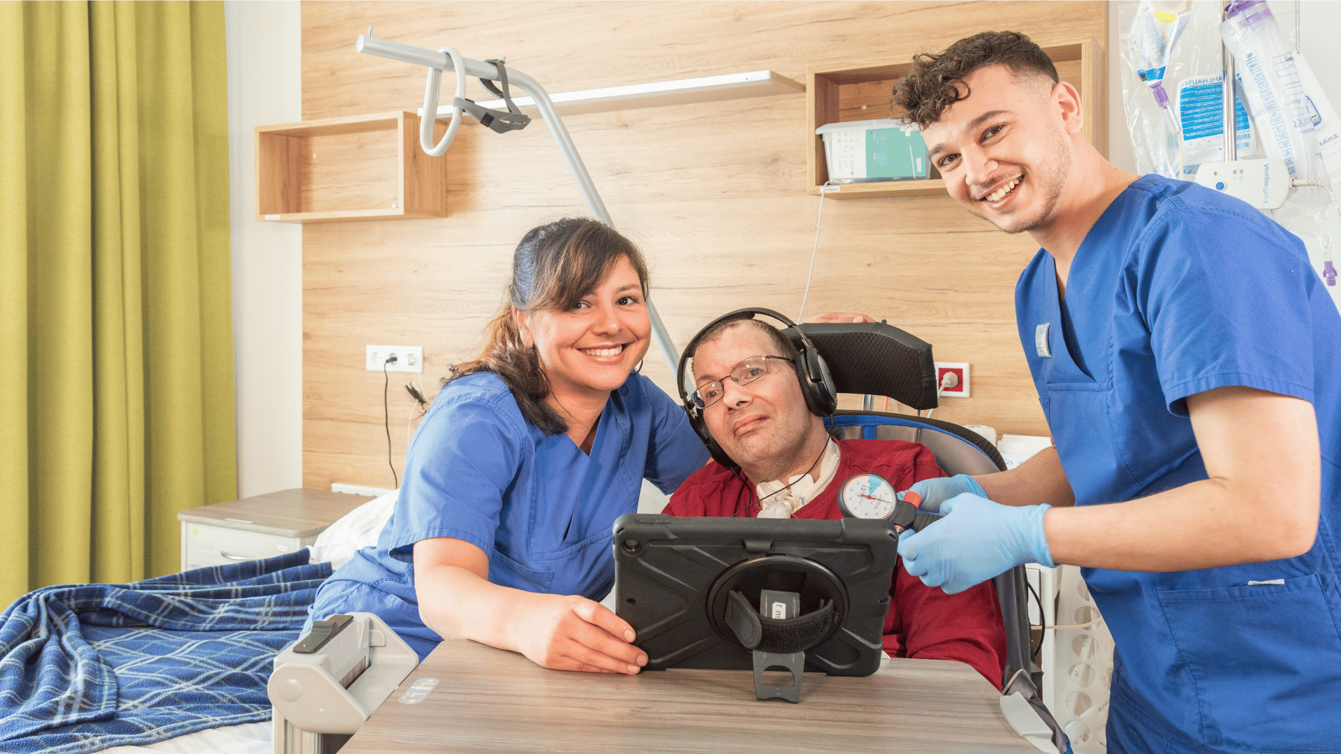 Pflegepersonal mit Patient in einem Zimmer der Intensivpflege WG