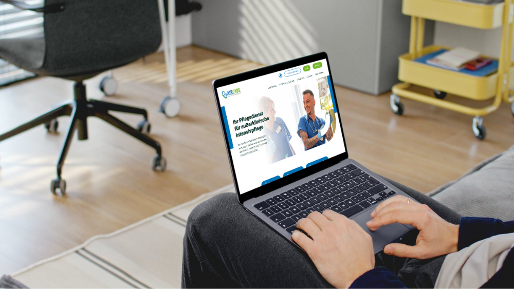 geöffneter Laptop mit der Aircare Intensivpflege Webseite